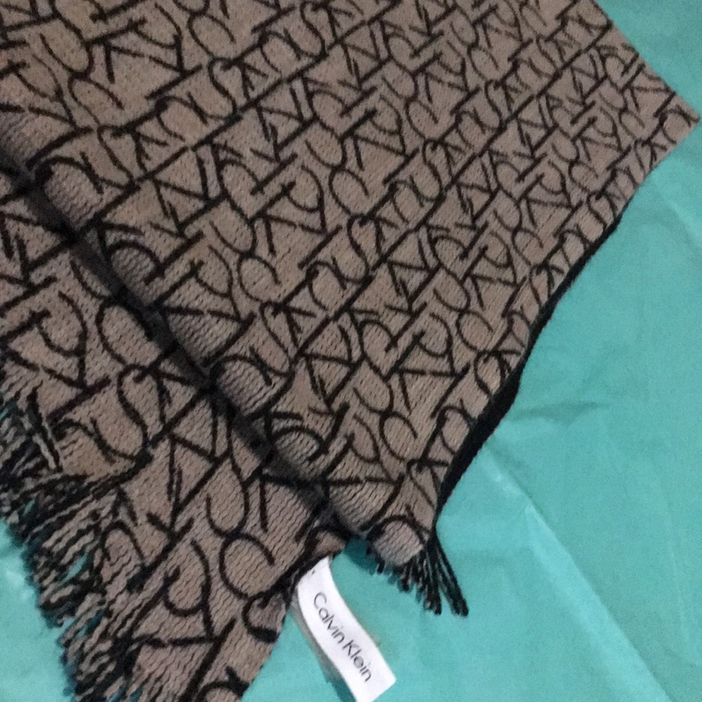 Exclusive Calvin Klein, tag has been removed.